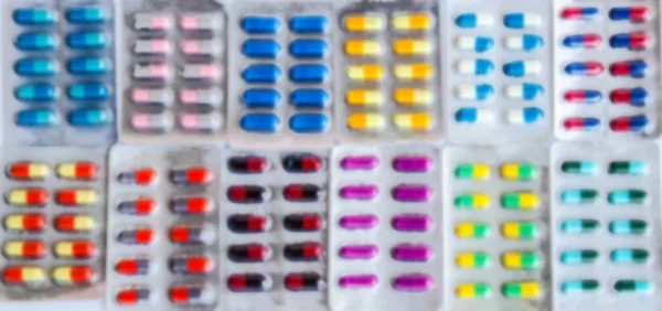 Medizin mit grünen und blauen Pillen auf weißem Hintergrund — Stockfoto