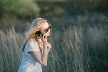 elbise, boho tutan Milli Parkı Evet beyaz elbiseli güzel sarışın kadın