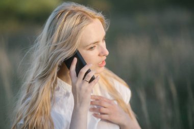 elbise, boho tutan Milli Parkı Evet beyaz elbiseli güzel sarışın kadın