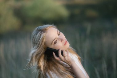 elbise, boho tutan Milli Parkı Evet beyaz elbiseli güzel sarışın kadın