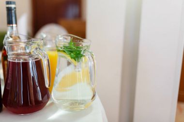 Diğer meyve suları arasında sürahi içinde içecekler masaya servis.