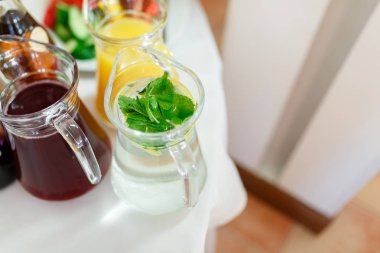 Yaz nane içki sürahi diğerleri arasında suları masaya servis.