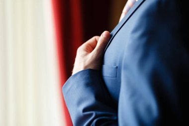 Mavi takım iki bottons, düğme, yapan erkek yakın çekim