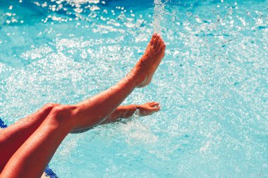 Erkek bir yelkenli yat gelen sıçramasına deniz suyu bacaklar. Filtre uygulanmış atış