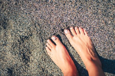 vintage sesi ile sahilde kadın ayak standı. Şık tonda resim