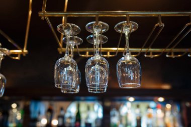 Gözlük şampanya asmak çubuğunun üstündeki çubuğu'nda counter. Gözlük gözlük bir çubuğun üzerinde asılı kokteyl raf.