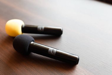 Sunu kavramı mikrofon ahşap tablo.