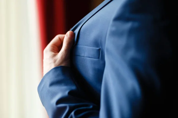 Hombre de traje azul dos bottons, haciendo botón, de cerca — Foto de Stock