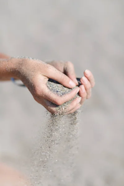 Junge Frau mit Sand in den Händen — Stockfoto