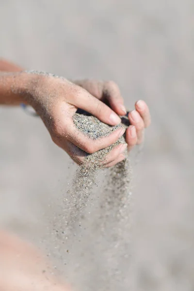 Junge Frau mit Sand in den Händen — Stockfoto