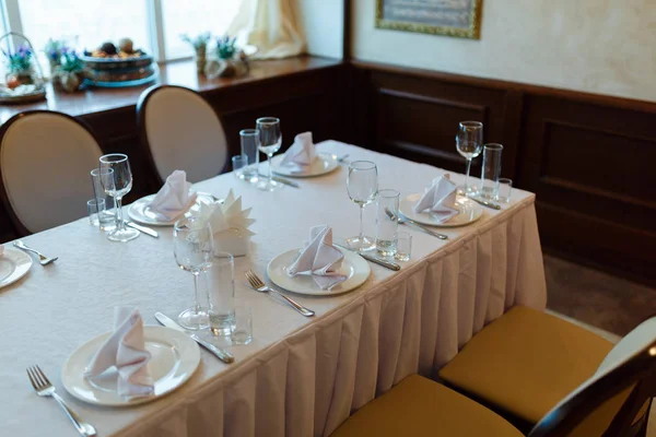 Placa con tenedor, cuchillo y servilleta servido en la mesa de la boda, todo listo para las vacaciones . — Foto de Stock