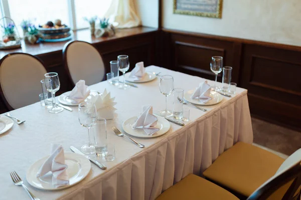 Placa con tenedor, cuchillo y servilleta servido en la mesa de la boda, todo listo para las vacaciones . — Foto de Stock