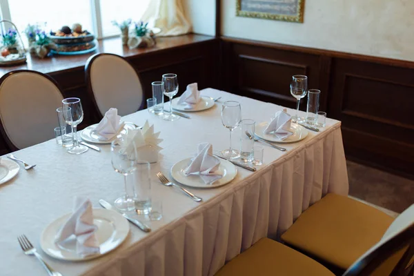 Placa con tenedor, cuchillo y servilleta servido en la mesa de la boda, todo listo para las vacaciones . — Foto de Stock