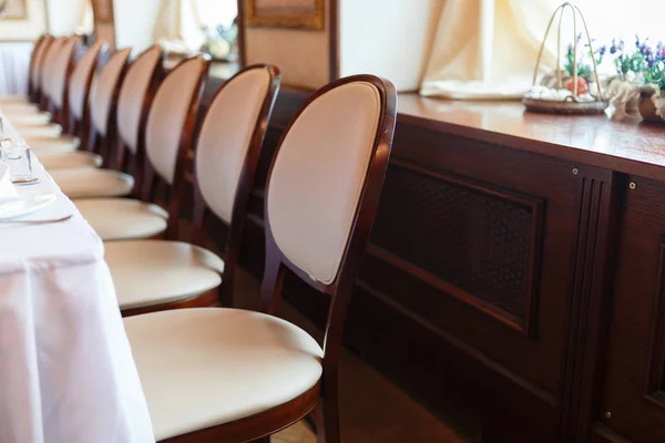 Boda interior con fila de sillas — Foto de Stock