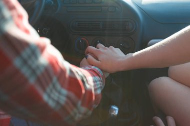 Gömlek ve şort, el ele tutuşarak arabada oturan genç bir çift alır. Turistlerin jeep üzerinde git. Senin metin için ile yer