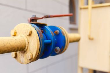 Sarı Kırmızı saplı boru üzerinde mavi bağ Vanalı