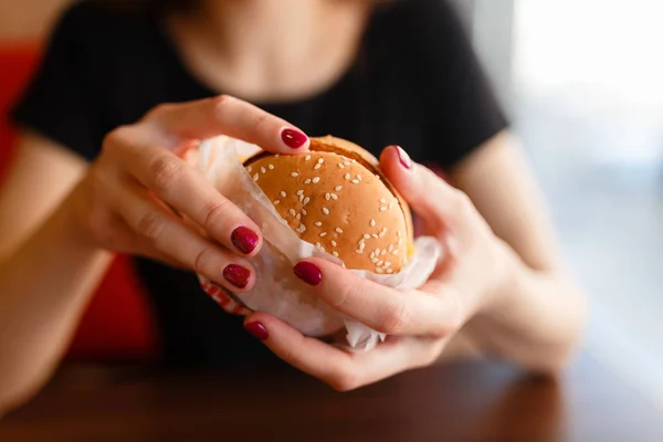 Menina segurando em mãos femininas fast food hambúrguer, americano un — Fotografia de Stock