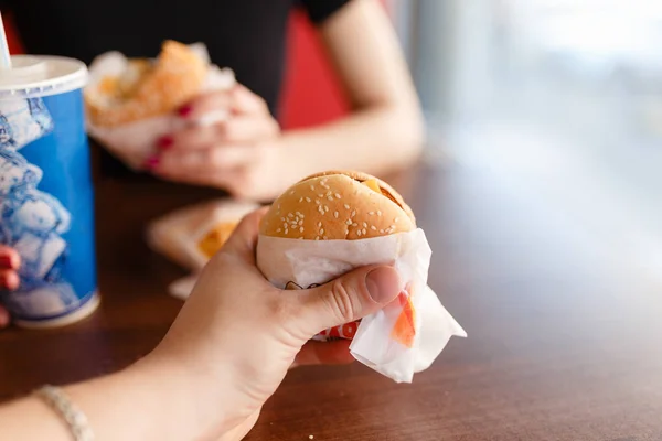 Comer Fast Food. Fechar as mãos do homem segurando América Clássica — Fotografia de Stock