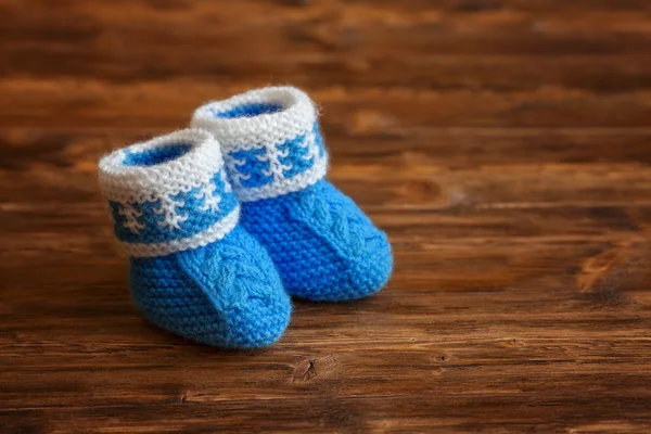 Botines azules hechos a mano del bebé del ganchillo en fondo de madera, copyspace —  Fotos de Stock