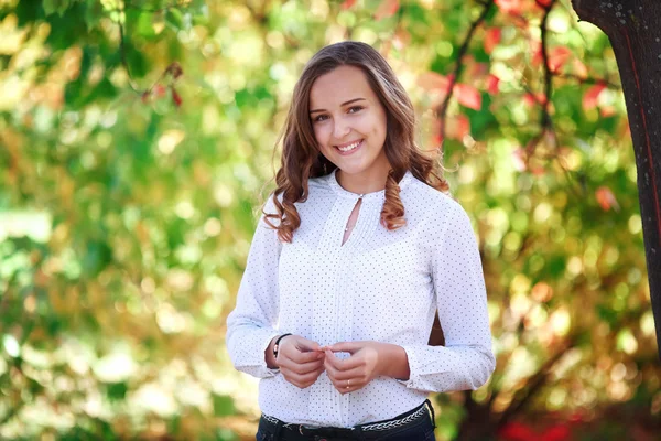 Young beautiful woman. Beauty smiling teenager girl in autumn park — Φωτογραφία Αρχείου