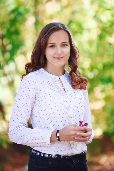 Young beautiful woman. Beauty smiling teenager girl in autumn park — Stockfoto