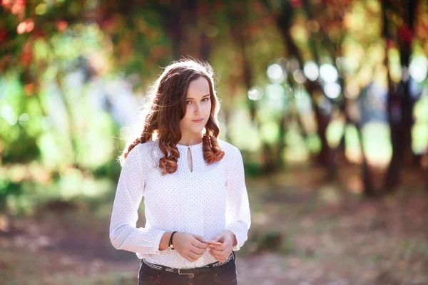 Joven mujer hermosa. Belleza adolescente chica en colorido otoño parque — Foto de Stock