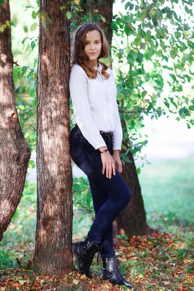 Young beautiful woman. Beauty smiling teenager girl in autumn park — Stock fotografie