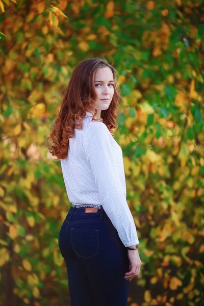 Young beautiful woman. Beauty smiling teenager girl in autumn park — Stockfoto