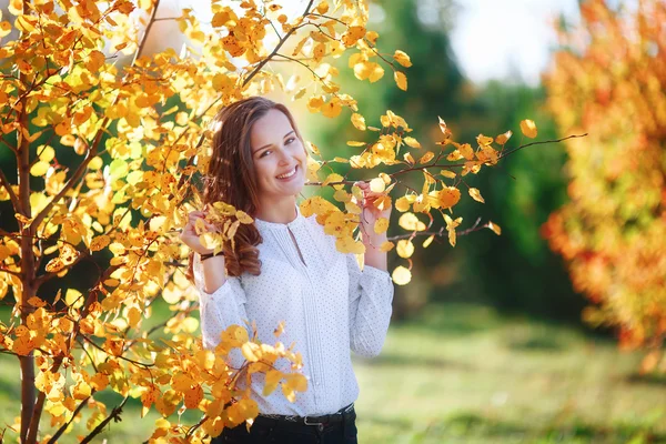 Jeune belle femme. Beauté souriante adolescente dans le parc d'automne — Photo