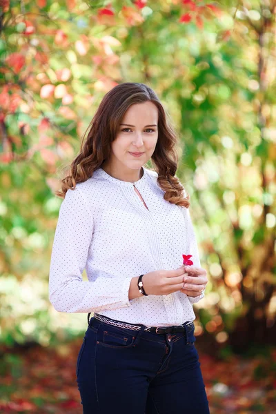 Young beautiful woman. Beauty smiling teenager girl in autumn park — Stockfoto