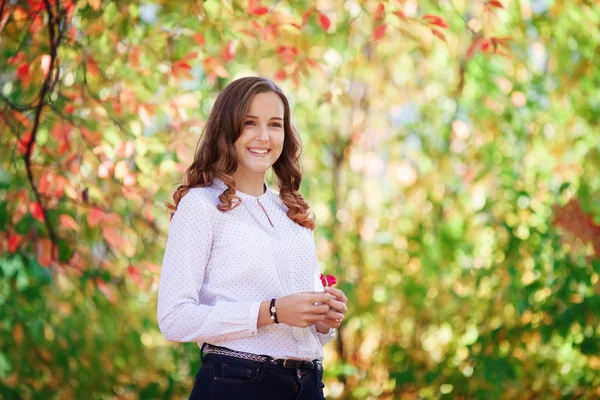 Uma jovem mulher bonita. Beleza sorridente adolescente no parque de outono — Fotografia de Stock