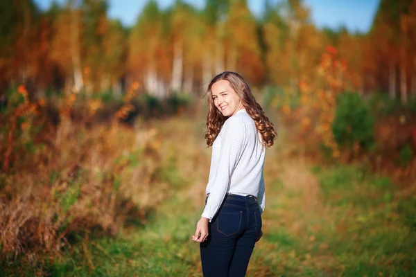 Joven mujer hermosa. Chica bonita en el parque de otoño brillante — Foto de Stock