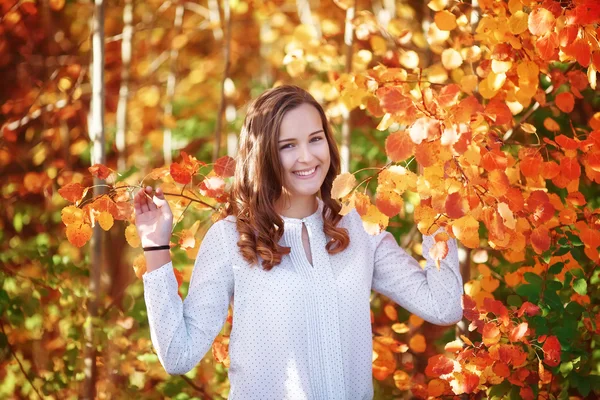 Jovem Wooman. Menina muito sorridente no outono brilhante folhas de laranja — Fotografia de Stock