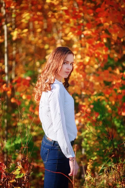 Unga wooman. Drömmande söt flicka i ljusa orange höstlöv — Stockfoto