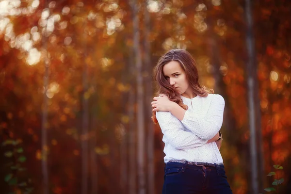 Όμορφη γυναίκα στο δάσος το φθινόπωρο. Νεαρό κορίτσι μελαχρινή — Φωτογραφία Αρχείου