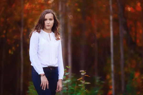 美丽的女人，在秋天的树林。年轻的黑发女孩 — 图库照片