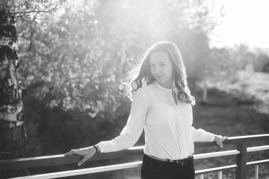 Siyah ve beyaz fotoğraf çekici kız Park, bw