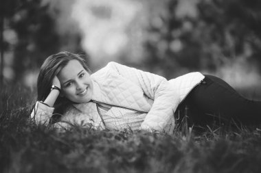 Siyah ve beyaz fotoğraf çekici kız Park, bw