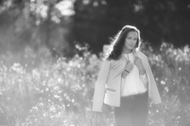 Siyah ve beyaz fotoğraf çekici kız Park, bw