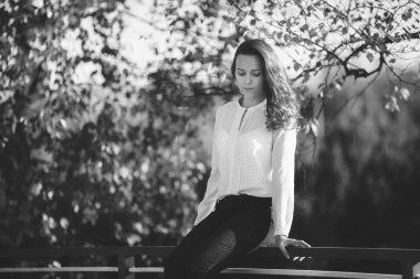 Siyah ve beyaz fotoğraf çekici kız Park, bw