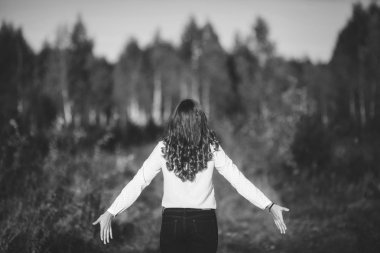 Siyah ve beyaz fotoğraf çekici kız Park, bw