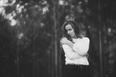 Siyah ve beyaz fotoğraf çekici kız Park, bw