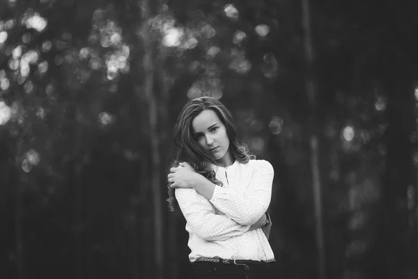 Noir et blanc photo de attrayant fille dans le parc, bw — Photo