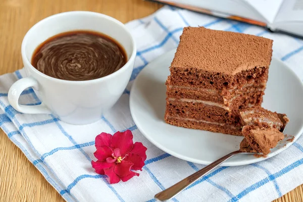 Pezzo di torta al cioccolato in piatto su asciugamano bianco — Foto Stock