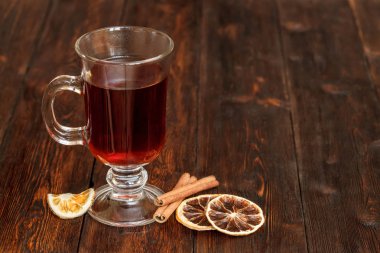 Komposto veya meyve ingridients, kurutulmuş portakal, tarçın ile çay. Boşaltmak