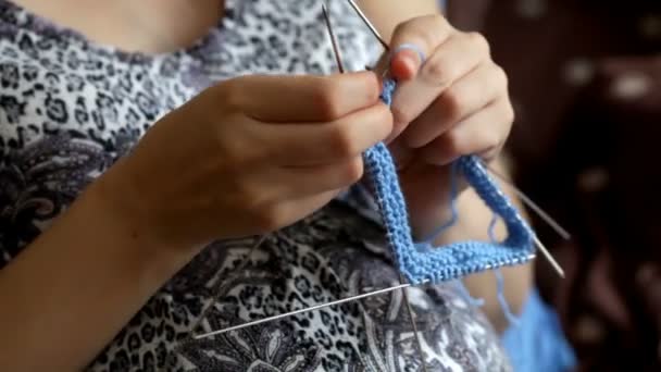 Femme enceinte crochet pour bébé pendant la grossesse. Crochet, processus de tricot — Video