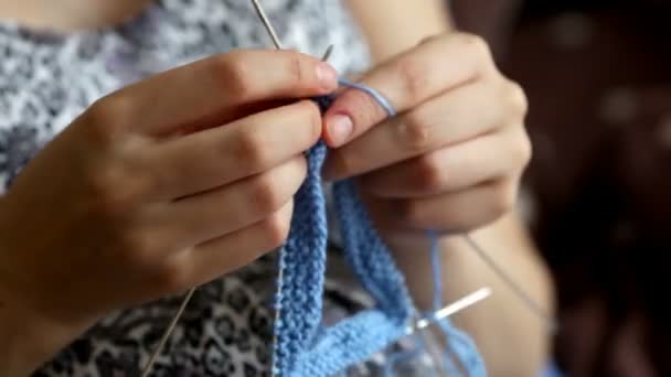 Pregnant woman crocheting for baby during pregnancy. Crochet, knitting process — Stock Video