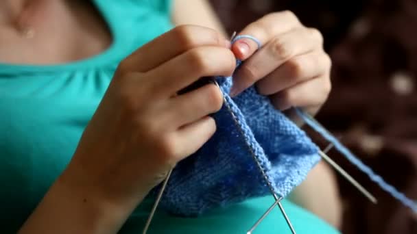 Pregnant woman crocheting for baby during pregnancy. Crochet, knitting process — Stock Video