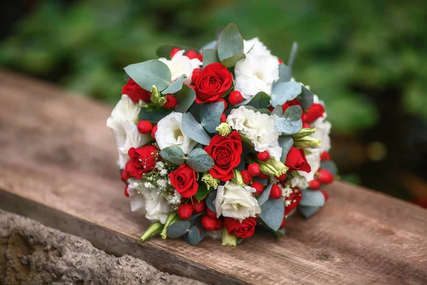 Bellissimo Bouquet Sposa Rose Sfondo Legno Rosso Bianco — Foto Stock