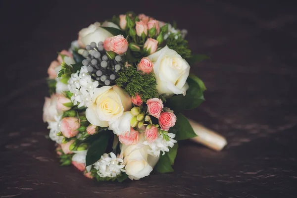 Primo piano di bel bouquet da sposa su sfondo scuro — Foto Stock